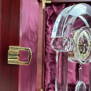 Półokrągły zegar 0361 i okucie drewnianego etui – detal