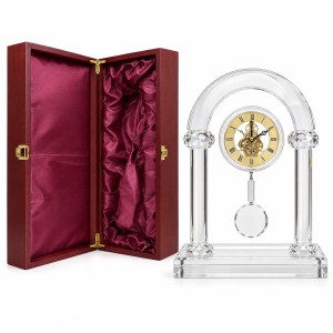 Półokrągły zegar kryształowy 0361 i otwarte etui – packshot na białym tle