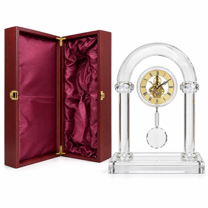 Półokrągły zegar kryształowy 0361 i otwarte etui – packshot na białym tle