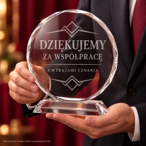 Duża statuetka kryształowa 0374 z przykładowym srebrzystym grawerem – wizualizacja w dłoniach