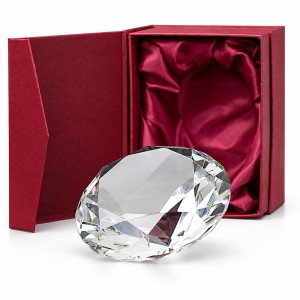 Duży kryształowy diament 0376 w bordowym etui z satyną – packshot na białym tle