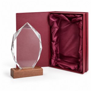 Statuetka LED 0367 na drewnianej podstawie z otwartym etui z satynowym wnętrzem