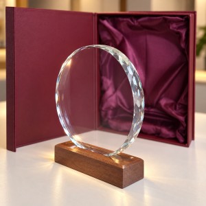 Fazowana krawędź okrągłej statuetki LED 0368 – detal