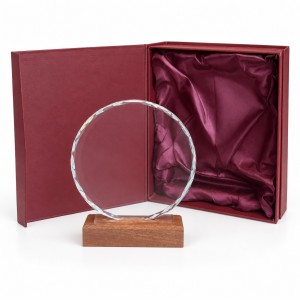 Okrągła statuetka LED 0368 z bordowym etui – packshot na białym tle
