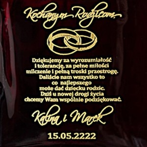 Karafka ze złoceniem na alkohol — zbliżenie graweru