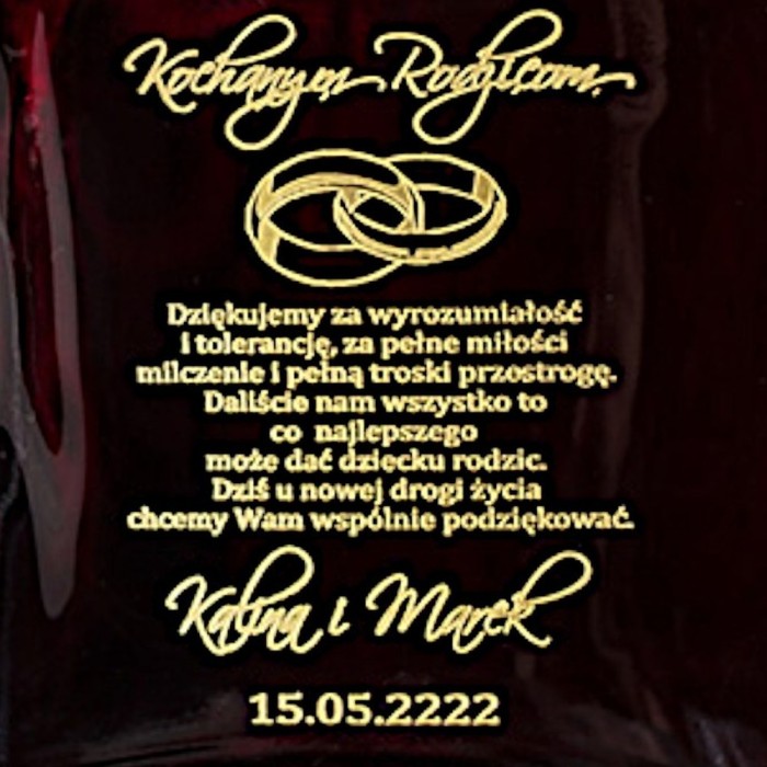 Karafka ze złoceniem na alkohol — zbliżenie graweru