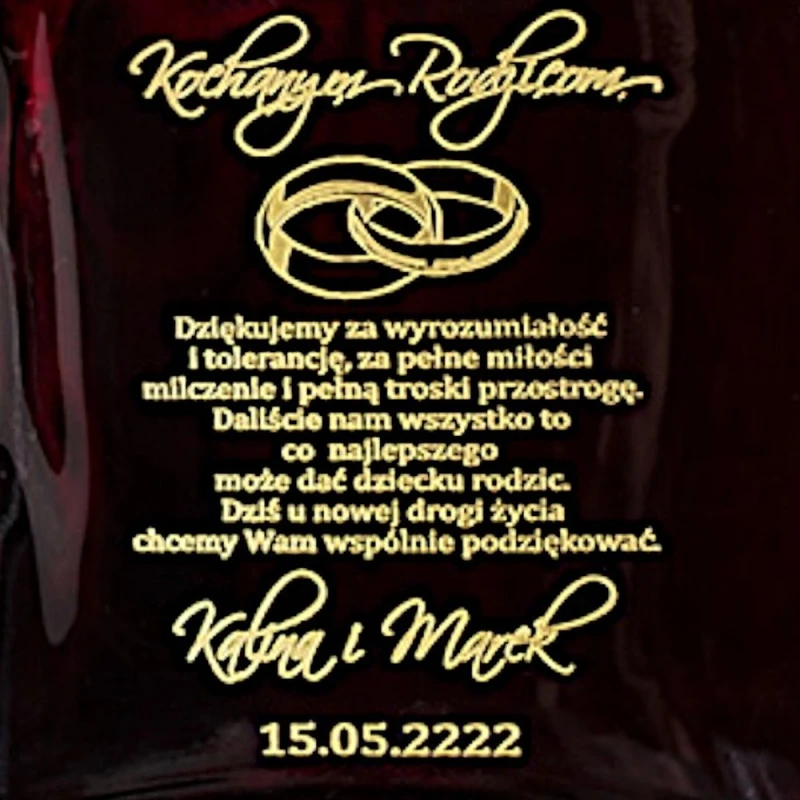 Karafka ze złoceniem na alkohol — zbliżenie graweru