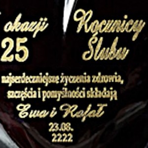 Karafka podziękowanie dla rodziców — zbliżenie graweru