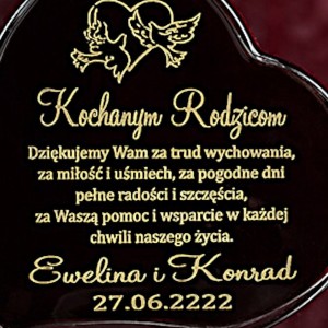 Włoska karafka serce dla rodziców — zbliżenie graweru