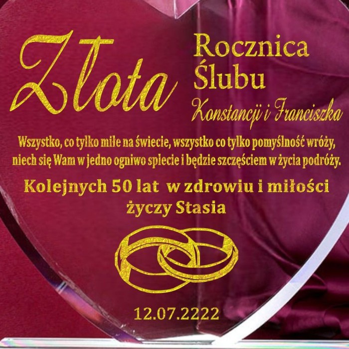 Ekskluzywne szklane serce na rocznicę ślubu — zbliżenie graweru