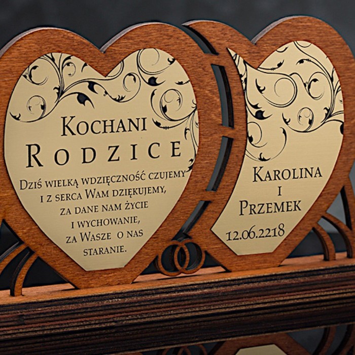 Duża statuetka na rocznicę ślubu — zbliżenie graweru