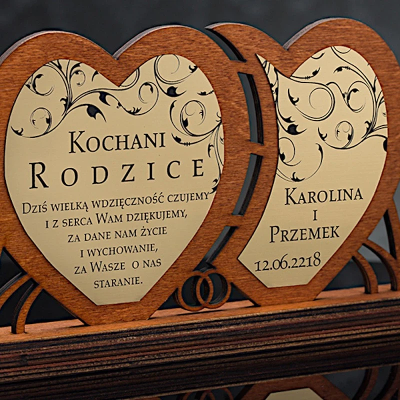 Duża statuetka na rocznicę ślubu — zbliżenie graweru