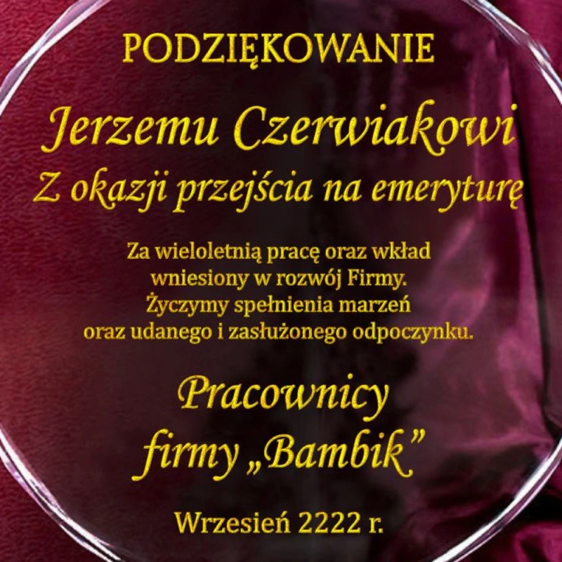 Kryształ z grawerem na emeryturę — zbliżenie graweru