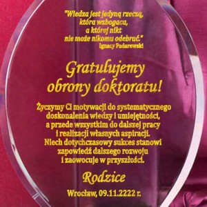 Statuetka na obronę pracy dyplomowej — zbliżenie graweru