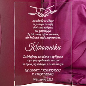 Szklany obelisk ze złoceniem — zbliżenie graweru