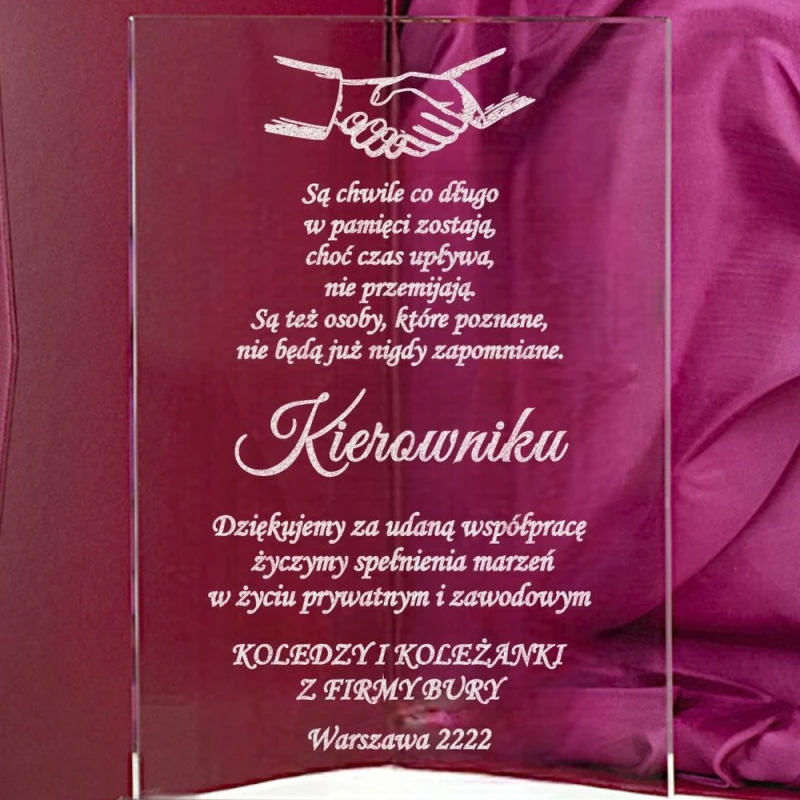 Szklany obelisk ze złoceniem — zbliżenie graweru