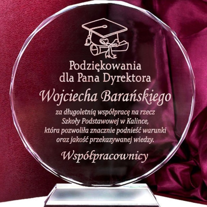 Trofeum medal dla nauczycielki — zbliżenie graweru