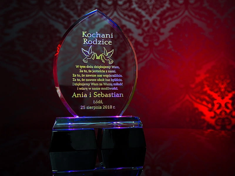 Podświetlana podstawa LED, dzięki której każda statuetka będzie prezentować się jeszcze bardziej okazale niż do tej pory.