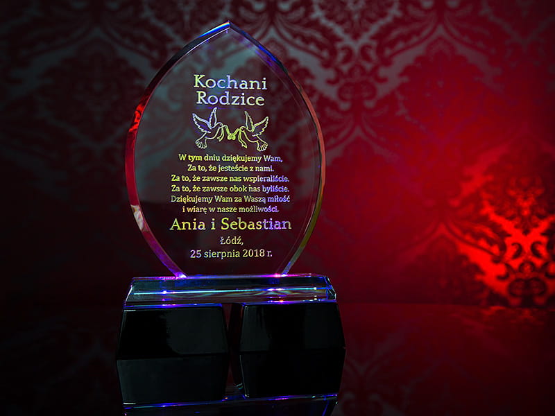 Podświetlana podstawa LED, dzięki której każda statuetka będzie prezentować się jeszcze bardziej okazale niż do tej pory.