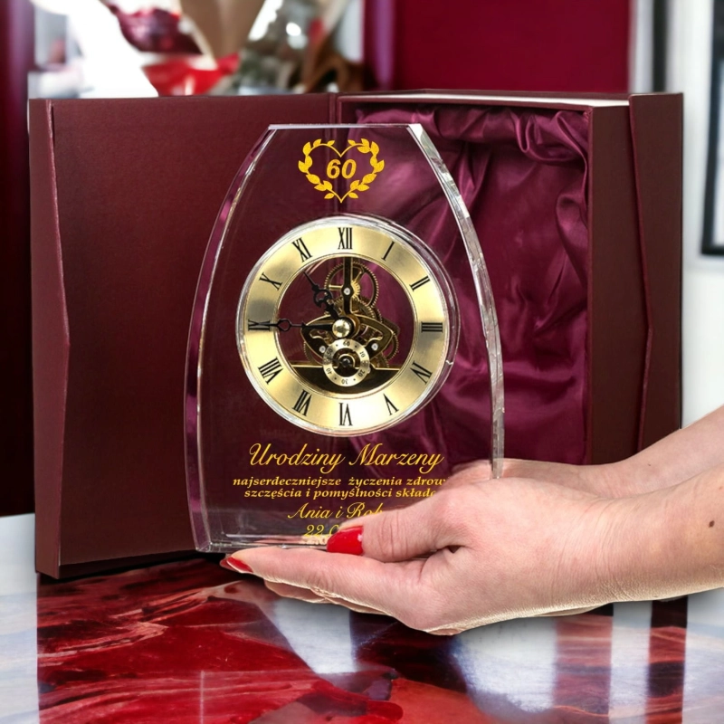 Elegancki Grawerowany Kryształ z Dużym Zegarem - Unikatowy Prezent na 20 30 40 50 60 70 80 90 100 Urodziny dla dziadka babci mamy taty siostry brata