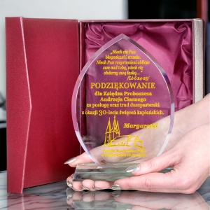 Statuetka nagroda dla Księdza Biskupa Prałata - podziękowanie za posługę od Parafian - odejście na emeryturę 0235W40b.jpg